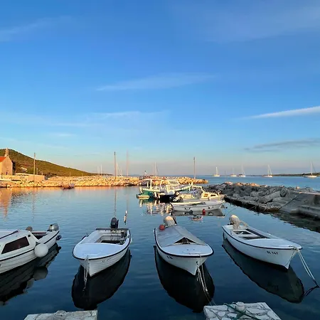 Loza Blue, Island アパート