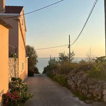 Loza Blue, Island