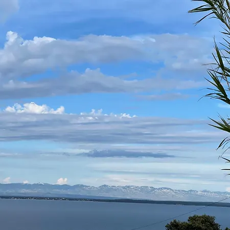 Loza Blue, Island