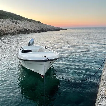 Loza Blue, Island