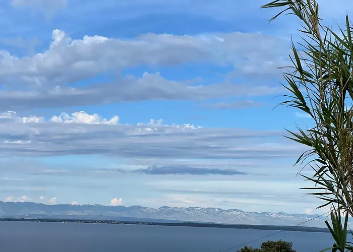 Loza Blue, Island